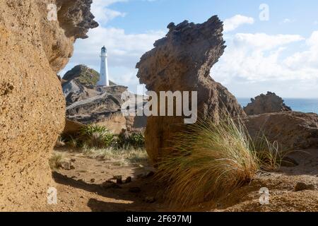 Felsformation und Leuchtturm, Castlepoint, Wairarapa, Nordinsel, Neuseeland Stockfoto