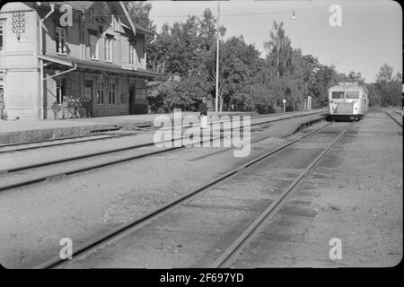 Bahnhof Näsviken. Verkehrsfunk 1874-11-20. Stationhouse gebaut in 1888-06-01. Die Hudiksvall-Bahn wurde von SJ 1887-11-01 gekauft und von 1217 mm auf 1435 mm umgebaut. Elektrischer Betrieb 1959-05-31. Der Bahnhof aufgegeben 1989-10-01. Stockfoto