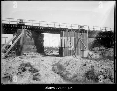 Wiederaufbau des Viadukts über die Malmö Ystads Eisenbahn, auf der Strecke zwischen Malmö und Trelleborg. Provisorische Viaduktpaletten. Stockfoto