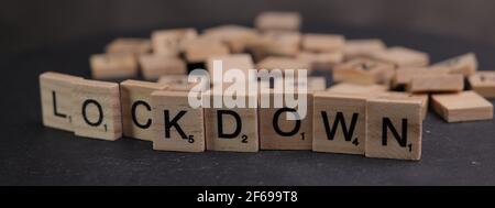 Das Wort Lockdown auf hölzernen Buchstabenwürfeln geschrieben Stockfoto