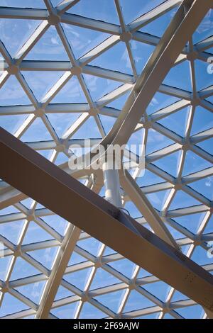 Glaskuppeldecke in einem modernen Gebäude. Architektonische Details. Stockfoto