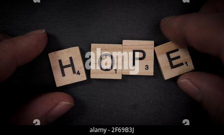 Das Wort Hoffnung mit Holzbuchstaben schreiben Stockfoto