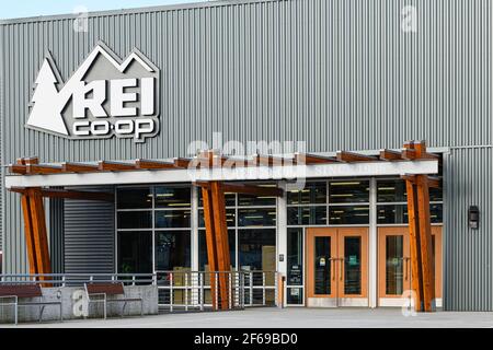 Bellevue, WA, USA - 30. März 2021; Doorway und Firmenlogo für DEN REI Coop Store in Bellevue, Washington, mit einer Mischung aus Holz und Metall Stockfoto