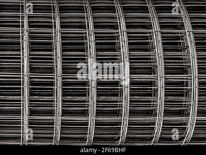 Nahaufnahme Metallgitterrollen, Silberstahldraht Textur, Zaungitter, Baumaterial. Stockfoto