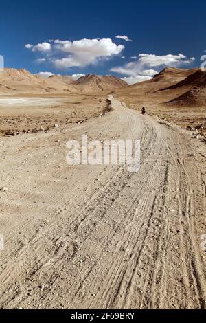 Pamir Autobahn oder Pamirskij trakt mit Biker, gibt es eine der besten Radweg auf der Welt. Unbefestigte Straße in Tadschikistan, Dach der Welt Stockfoto