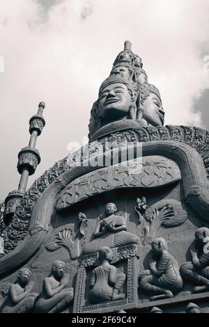 Detail einer religiösen Szene in Wat Preah Prom Rath, einem buddhistischen Komplex aus dem 13th. Jahrhundert. Stockfoto