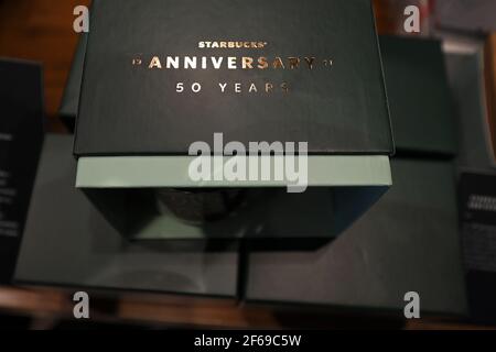 New York, USA. März 2021, 30th. Eine Kaffeebecher-Box zeigt Starbucks 50th Anniversary im Starbucks Reserve Roastery, New York, NY, 30. März 2021. Starbucks Coffeehouse Company feiert sein 50th-jähriges Bestehen und beginnt mit einem Kaffeehaus im Pike Place Market in Seattle. (Foto von Anthony Behar/Sipa USA) Quelle: SIPA USA/Alamy Live News Stockfoto