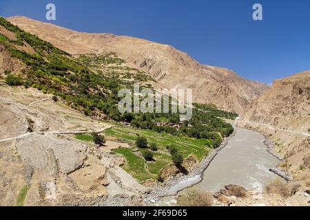 Panj Fluss und Pamir Berge, Panj ist der obere Teil des Flusses Amu Darya. Panoramablick, Tadschikistan und Afghanistan Grenze, Dach der Welt Stockfoto