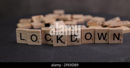 Das Wort Lockdown auf hölzernen Buchstabenwürfeln geschrieben Stockfoto