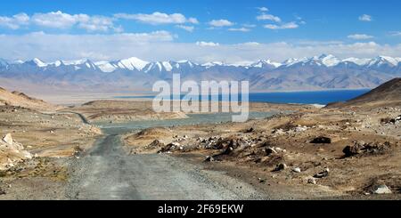 Pamir Autobahn oder Pamirskij trakt, Pamir Berge und Karakul See in Tadschikistan. Landschaft rund um Pamir Autobahn M41 internationale Straße Stockfoto