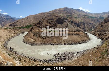 Panj Fluss und Pamir Berge Panoramablick. Panj ist der obere Teil des Flusses Amu Darya. Grenze zwischen Tadschikistan und Afghanistan. Pamir Highway Stockfoto