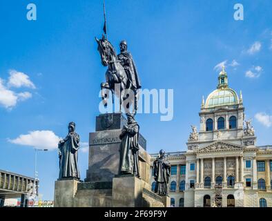 Statue des heiligen Wenzels und das große neoklassizistische tschechische Nationalmuseum auf dem Wenzelsplatz in Prag, Tschechische Republik Stockfoto