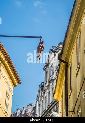 Über einer Straße in der Prager Altstadt thront die Statue von Sigmund Freud des tschechischen Bildhauers David Černý mit dem Titel man Hanging Out, Capital Cit Stockfoto