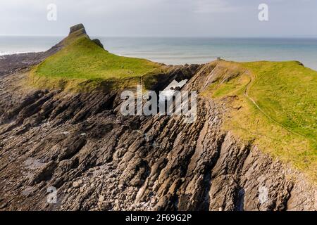 Luftaufnahme einer spektakulären felsigen Küste und Torbogen bei Ebbe (Worm's Head, Wales) Stockfoto