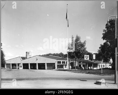 Garage, Werkstatt, Waschhalle und Tankstelle in Enebyberg. Stockholm County Omnibus ab, SLO (Stockholm-Råslagens Railway, SRJ). Stockfoto