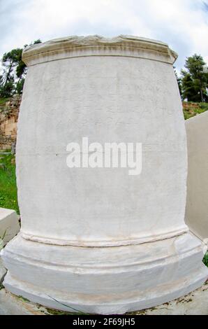 Statue Basis, Liste der Gewinner in der Amphiaraeia und Roman Games. Die Inschrift auf dem Sockel enthält die Namen der Gewinner, Männer Jugendliche oder Stockfoto
