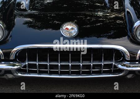 Grilldetail aus einer schwarzen 1960 Chevy Corvette. Stockfoto