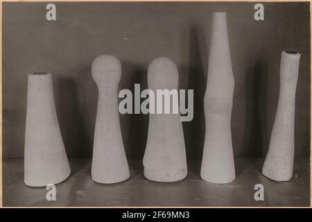 Fotografie aus "Beschreibung der Prothesenwerkstatt der Schwedischen Staatsbahn in Nässjö", 1932.in verschiedenen Arten von positiven Gipsabgüssen von Amputationen, der erste Teil des Herstellungsverfahrens von Prothesen. Stockfoto