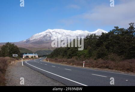 Mount Ruapehu mit dem Chateau Tongariro im Vordergrund. Stockfoto