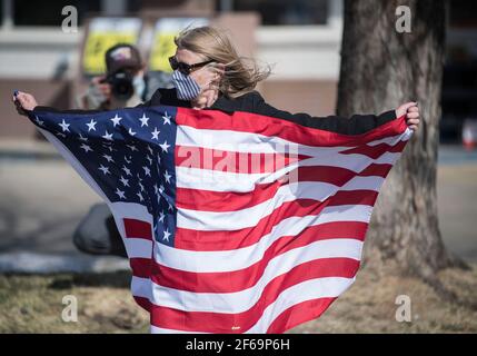 Lafayette, Colorado, USA. März 2021, 30th. Menschen mit amerikanischen Flaggen und Botschaften säumten den Weg der Autokolonne, die den Leichnam des getöteten Polizeibeamten Eric Talley zur Flatirons Community Church trug. Talley, 51, war unter 10 Menschen, die am 22. März in einem King Soopers Lebensmittelgeschäft in Boulder von einem Schützen getötet wurden. Talley, der Vater von sieben Jahren und ein 11-jähriger Veteran der Abteilung, war einer der ersten Offiziere, die auf die Shooting-Szene des Lebensmittelladens reagierte. Quelle: PJ Heller/ZUMA Wire/Alamy Live News Stockfoto