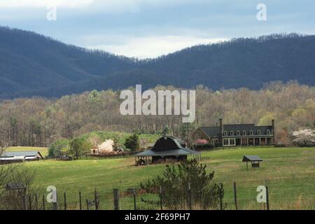 Frühlingslandschaft im ländlichen Virginia, USA. Bauernhaus mit großer Holzscheune. Stockfoto