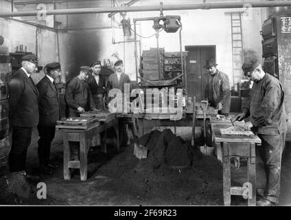 MIN WESTERDAL mit Mitarbeitern in der Gießerei Stockfoto