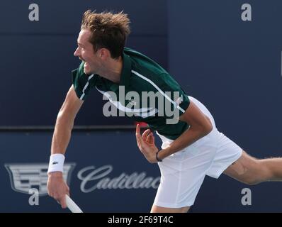 Miami Gardens, Usa. März 2021, 30th. Daniil Medvedev aus Russland dient Frances Tiafoe aus den USA in der vierten Runde der Miami Open im Hard Rock Stadium in Miami Gardens, Florida am Dienstag, 30. März 2021. Foto von Gary i Rothstein/UPI Kredit: UPI/Alamy Live News Stockfoto