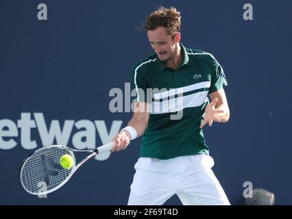 Miami Gardens, Usa. März 2021, 30th. Daniil Medvedev aus Russland gibt den Ball an Frances Tiafoe aus den USA in der vierten Runde der Miami Open im Hard Rock Stadium in Miami Gardens, Florida am Dienstag, 30. März 2021. Foto von Gary i Rothstein/UPI Kredit: UPI/Alamy Live News Stockfoto