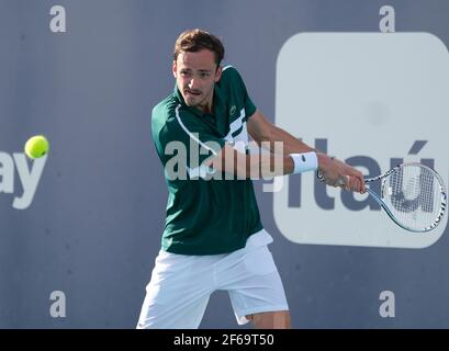 Miami Gardens, Usa. März 2021, 30th. Daniil Medvedev aus Russland gibt den Ball an Frances Tiafoe aus den USA in der vierten Runde der Miami Open im Hard Rock Stadium in Miami Gardens, Florida am Dienstag, 30. März 2021. Foto von Gary i Rothstein/UPI Kredit: UPI/Alamy Live News Stockfoto
