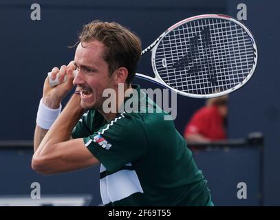 Miami Gardens, Usa. März 2021, 30th. Daniil Medvedev aus Russland gibt den Ball an Frances Tiafoe aus den USA in der vierten Runde der Miami Open im Hard Rock Stadium in Miami Gardens, Florida am Dienstag, 30. März 2021. Foto von Gary i Rothstein/UPI Kredit: UPI/Alamy Live News Stockfoto