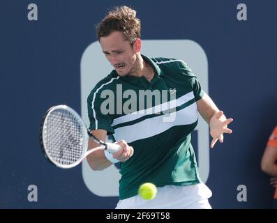 Miami Gardens, Usa. März 2021, 30th. Daniil Medvedev aus Russland gibt den Ball an Frances Tiafoe aus den USA in der vierten Runde der Miami Open im Hard Rock Stadium in Miami Gardens, Florida am Dienstag, 30. März 2021. Foto von Gary i Rothstein/UPI Kredit: UPI/Alamy Live News Stockfoto