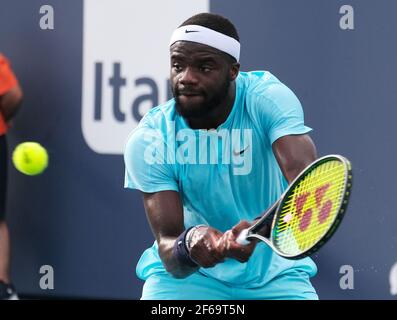 Miami Gardens, Usa. März 2021, 30th. Frances Tiafoe aus den USA kehrt in der vierten Runde der Miami Open im Hard Rock Stadium in Miami Gardens, Florida am Dienstag, 30. März 2021, zu Daniil Medvedev aus Russland zurück. Foto von Gary i Rothstein/UPI Kredit: UPI/Alamy Live News Stockfoto