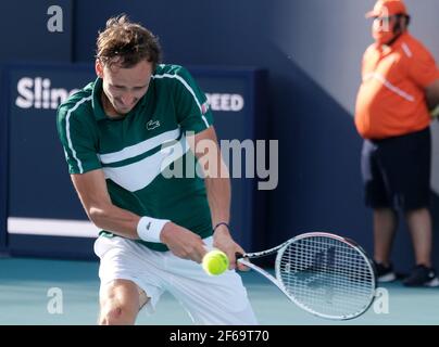 Miami Gardens, Usa. März 2021, 30th. Daniil Medvedev aus Russland gibt den Ball an Frances Tiafoe aus den USA in der vierten Runde der Miami Open im Hard Rock Stadium in Miami Gardens, Florida am Dienstag, 30. März 2021. Foto von Gary i Rothstein/UPI Kredit: UPI/Alamy Live News Stockfoto