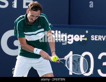 Miami Gardens, Usa. März 2021, 30th. Daniil Medvedev aus Russland gibt den Ball an Frances Tiafoe aus den USA in der vierten Runde der Miami Open im Hard Rock Stadium in Miami Gardens, Florida am Dienstag, 30. März 2021. Foto von Gary i Rothstein/UPI Kredit: UPI/Alamy Live News Stockfoto