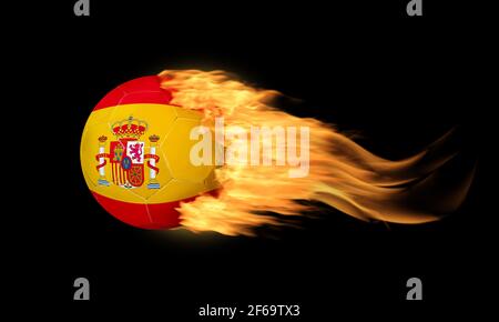 Flammender Fußball mit Spanien Flagge auf Feuer isoliert auf schwarzem Hintergrund. Stockfoto