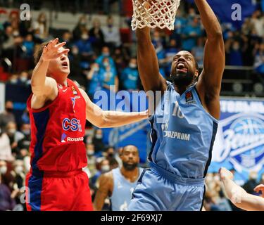 Will Thomas (10) von Zenit und Ivan Ukhov (7) von CSKA sind während der 2020/2021 Turkish Airlines EuroLeague regulären Saison Runde 32 in Aktion, Spiel zwischen BC CSKA Moskau und Zenit St. Petersburg in der Sibur Arena. (Endstand; Zenit St. Petersburg 74:86 CSKA) Stockfoto