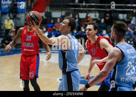 St. Petersburg, Russland. März 2021, 30th. Kevin Pangos (4) von Zenit wird während der 2020/2021 Turkish Airlines EuroLeague Regular Season Round 32, einem Spiel zwischen BC CSKA Moskau und Zenit St. Petersburg in der Sibur Arena, in Aktion gesehen. (Endnote; Zenit St. Petersburg 74:86 CSKA) (Foto: Maksim Konstantinov/SOPA Image/Sipa USA) Quelle: SIPA USA/Alamy Live News Stockfoto