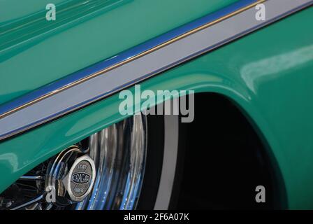 Radmulde und Reifendetail eines Ford Falcon aus dem Jahr 1965 Stockfoto