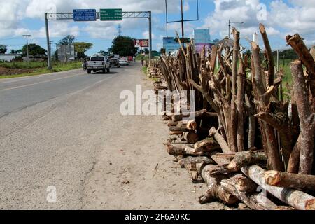 itabuna, bahia / brasilien - 19. juni 2012: Lagerfeuer von Sao Joao zum Verkauf auf der Autobahn BR 415 in der Stadt Itabuna. *** Ortsüberschrift *** Stockfoto