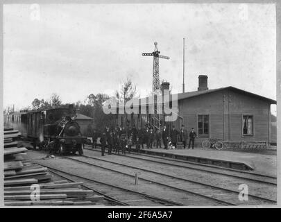 Altes Bahnhofshaus. Der Bahnhof wurde 1884 eröffnet. Dann wurde ein einstöckiges Bahnhofshaus in Holz, Lokomotive und Werkstatt gebaut. Verriegelung des mechanischen Getriebes. Der neue Bahnhof wurde 1949 von SJ gebaut. Sie wurde 1960 geschlossen. Das Stationspersonal wird an der traditionellen Visible Lok 2, Smoke, hergestellt von Hanomag Hannover 1887, aufgebaut. Es war ein kleiner deutscher Panzer mit einem Gewicht von 18 Tonnen. Stockfoto