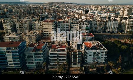 Luftaufnahme der Antalya Bucht in Antalya Stadt vom Höhepunkt der Drohne fliegen an sonnigen Tag in der Türkei. Hochwertige Fotos Stockfoto