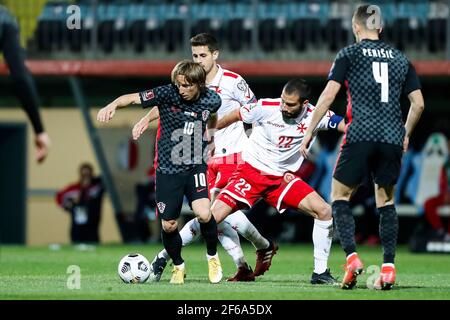 (210331) -- RIJEKA, 31. März 2021 (Xinhua) -- Luka Modric (1st L) aus Kroatien sieht mit Zach Muscat aus Malta während des Qualifikationsspiels der FIFA Weltmeisterschaft 2022 zwischen Kroatien und Malta in Rijeka, Kroatien, 30. März 2021. (Slavko Midzor/Pixsell über Xinhua) Stockfoto