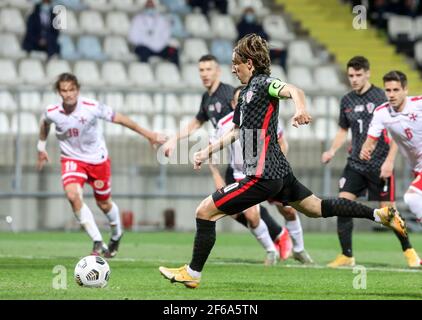 (210331) -- RIJEKA, 31. März 2021 (Xinhua) -- Luka Modric aus Kroatien schießt und erzielt einen Elfmeterstoß während des Qualifikationsspiels der FIFA Weltmeisterschaft 2022 zwischen Kroatien und Malta in Rijeka, Kroatien, 30. März 2021. (Slavko Midzor/Pixsell über Xinhua) Stockfoto