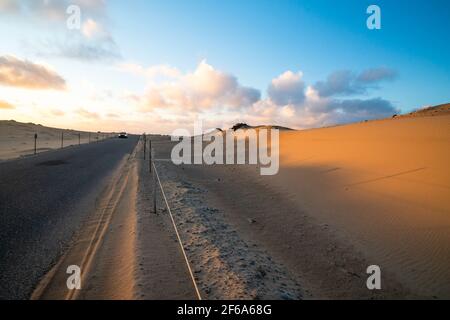 Straße durch Sanddünen bei Sonnenuntergang im Guadalupe-Nipomo Dunes National Wildlife Reserve, Kalifornien Stockfoto
