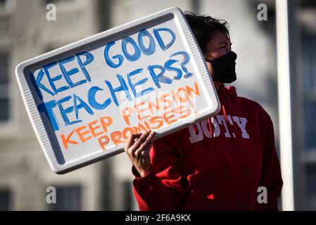 Demonstration von Lehrern aus Vermont, um gegen Änderungen ihrer öffentlich finanzierten Pensionspläne zu protestieren, Vermont State House, Montpelier, VT, USA. Stockfoto