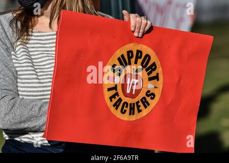 Demonstration von Lehrern aus Vermont, um gegen Änderungen ihrer öffentlich finanzierten Pensionspläne zu protestieren, Vermont State House, Montpelier, VT, USA. Stockfoto