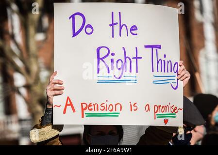 Demonstration von Lehrern aus Vermont, um gegen Änderungen ihrer öffentlich finanzierten Pensionspläne zu protestieren, Vermont State House, Montpelier, VT, USA. Stockfoto