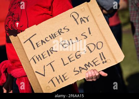 Demonstration von Lehrern aus Vermont, um gegen Änderungen ihrer öffentlich finanzierten Pensionspläne zu protestieren, Vermont State House, Montpelier, VT, USA. Stockfoto