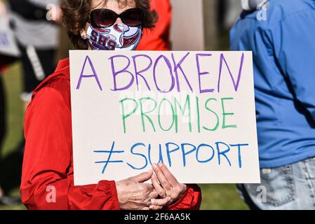 Demonstration von Lehrern aus Vermont, um gegen Änderungen ihrer öffentlich finanzierten Pensionspläne zu protestieren, Vermont State House, Montpelier, VT, USA. Stockfoto