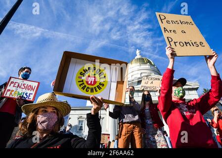 Demonstration von Lehrern aus Vermont, um gegen Änderungen ihrer öffentlich finanzierten Pensionspläne zu protestieren, Vermont State House, Montpelier, VT, USA. Stockfoto